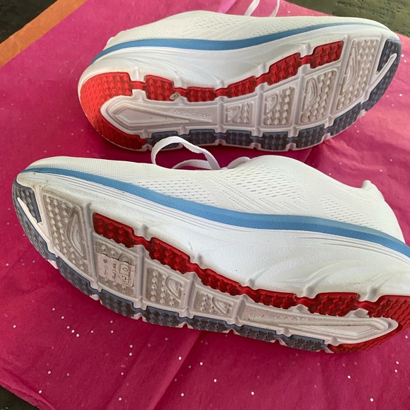 Skecher’s D’Lux Walker Relaxed Fit, White, Size 9. - Picture 3 of 3